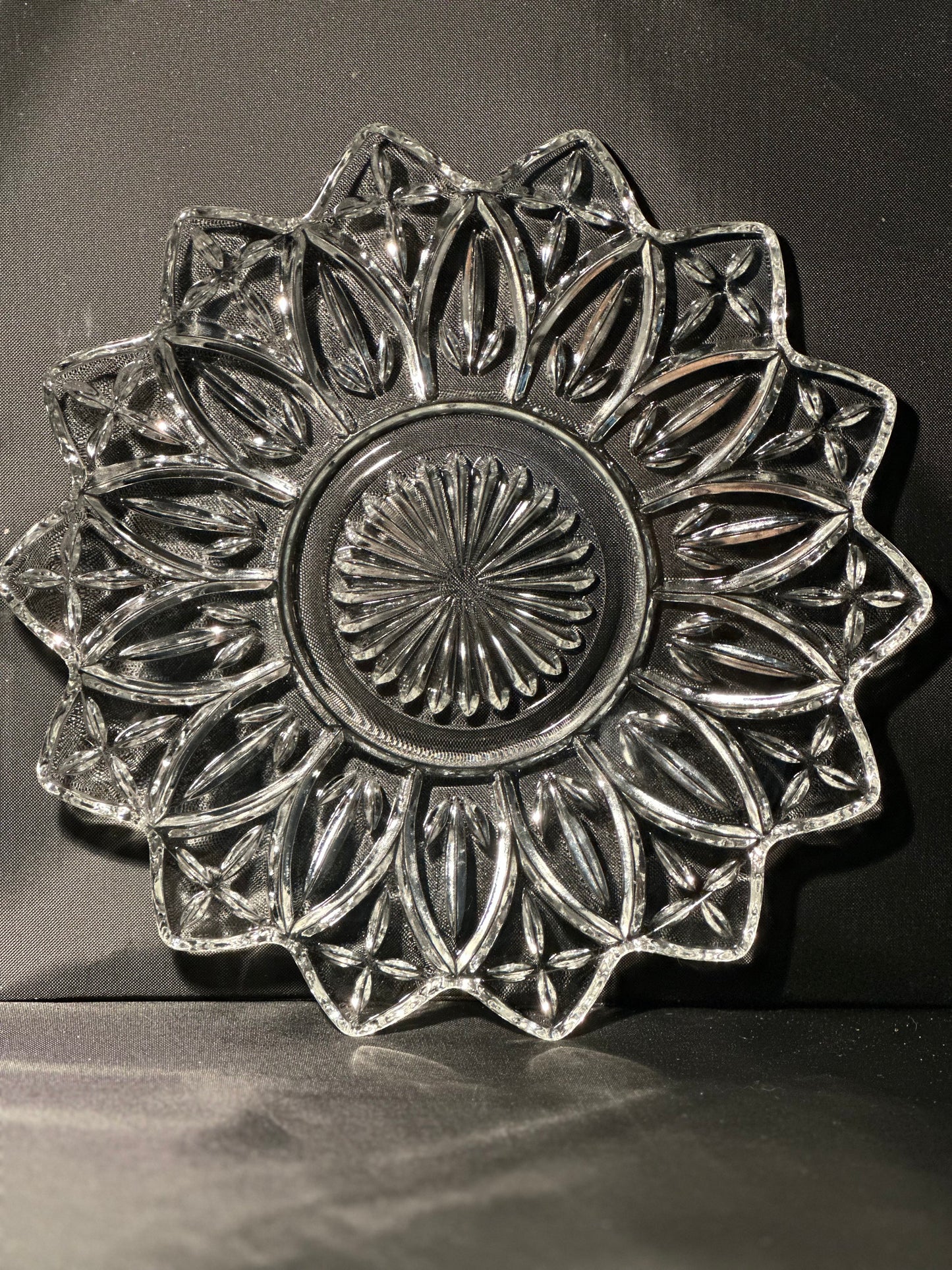 Vintage Clear
Glass Star
Burst Plate