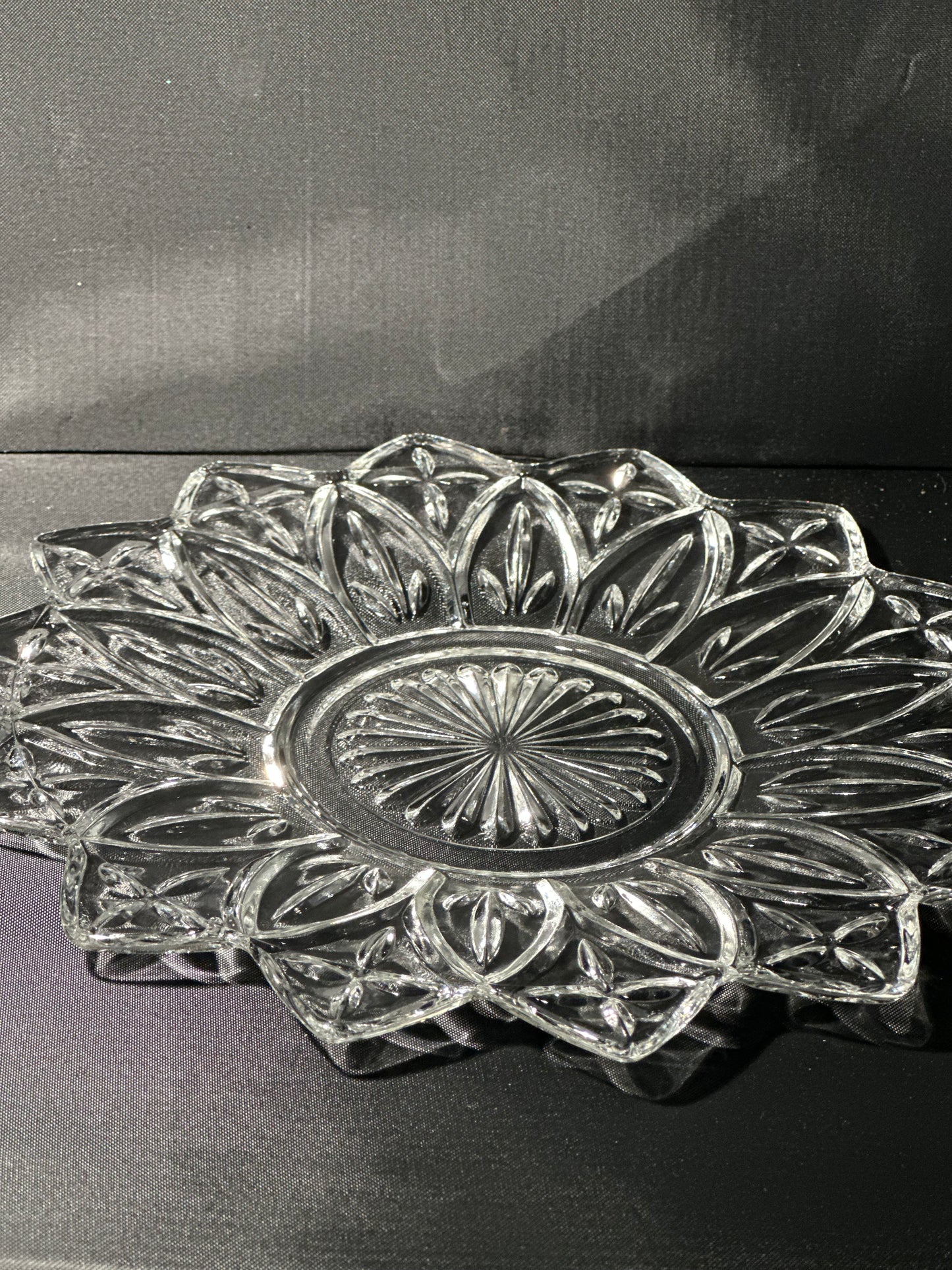 Vintage Clear
Glass Star
Burst Plate