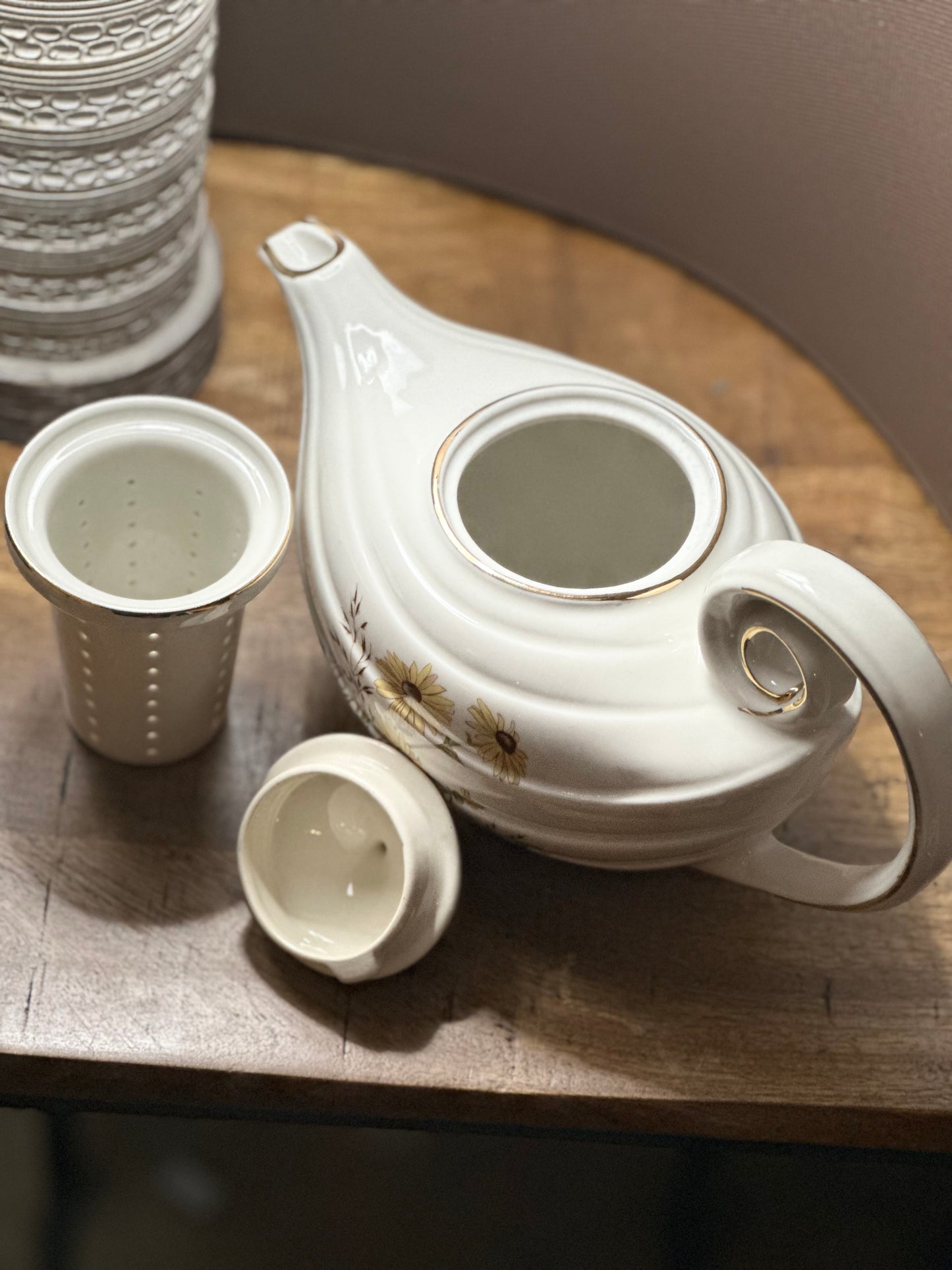 Vtg Hall Richmond Tea Pot & Infuser