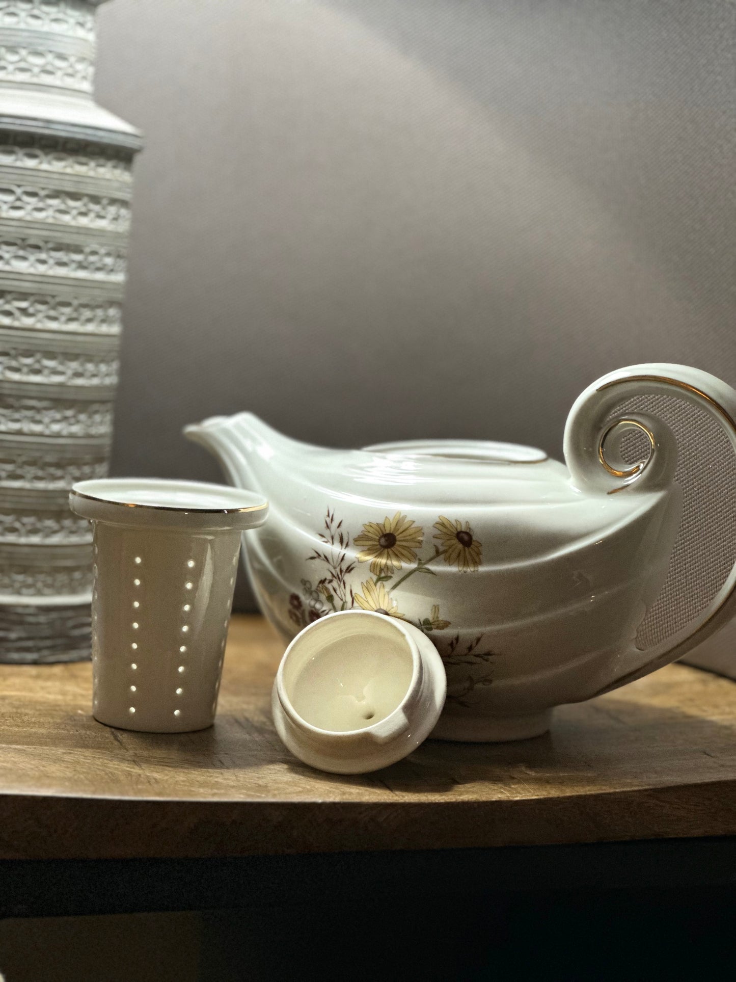 Vtg Hall Richmond Tea Pot & Infuser