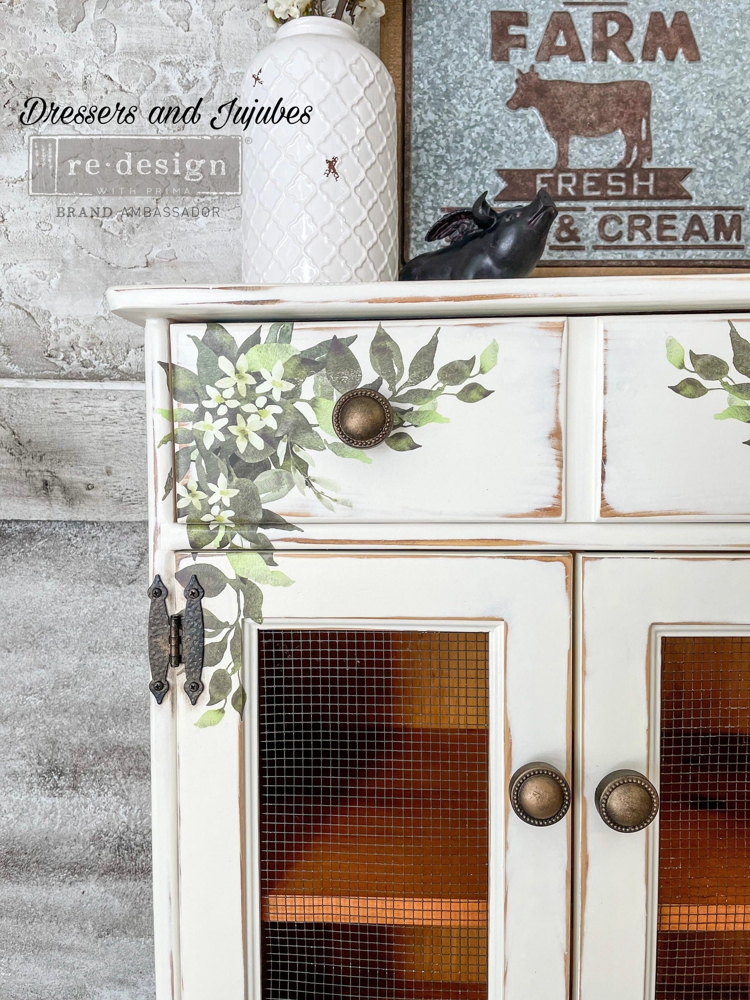 https://cdn.shopify.com/s/files/1/0536/2640/5056/files/CountryCharm_PearlInlay.jpg?v=1744290893